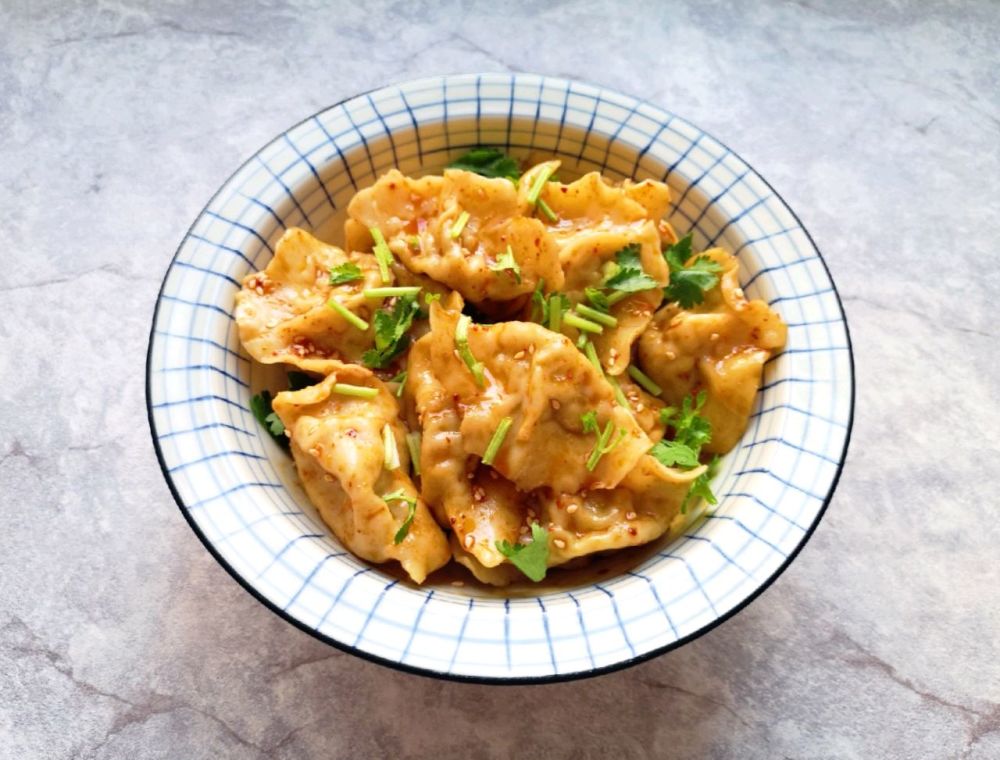 饺子的创意新吃法煮好之后拌一拌一口一个好吃到停不下来