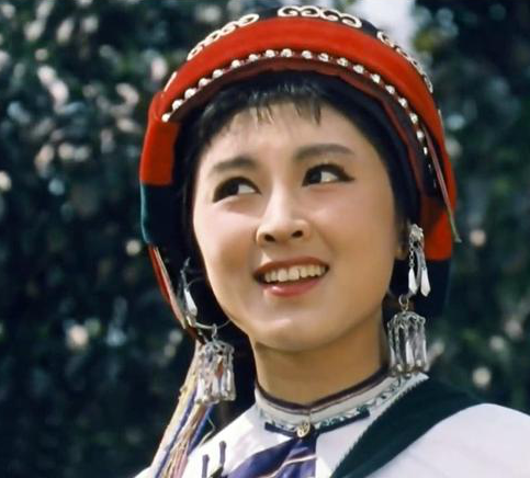 彝族姑娘杨丽坤一生仅两部电影从当红女星到逼疯谁害了她