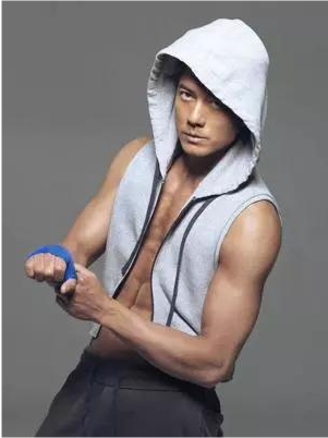 54岁郭富城大秀肌肉光鲜的天王光环背后是20年不变的自律健身