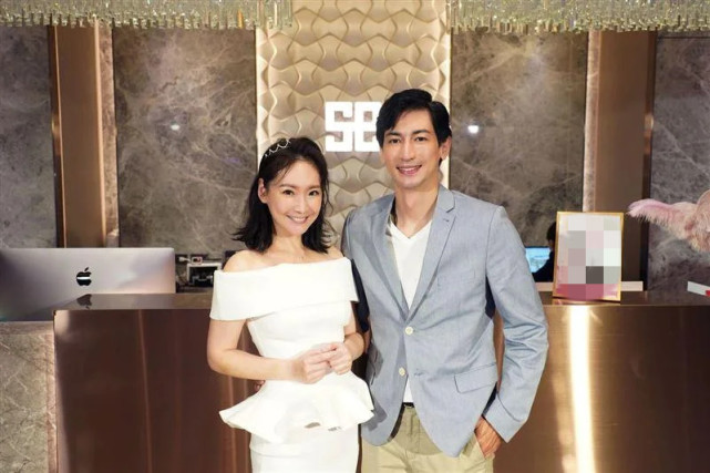 林琮轩趁着在门口拍照时,突然单膝下跪对王俐人补了一个求婚,让在场的