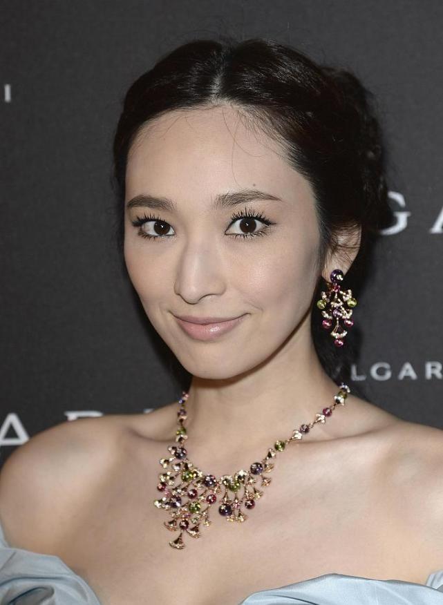 吴佩慈都43岁了,可穿花苞裙扮嫩毫不违和,宛如"公主出逃"