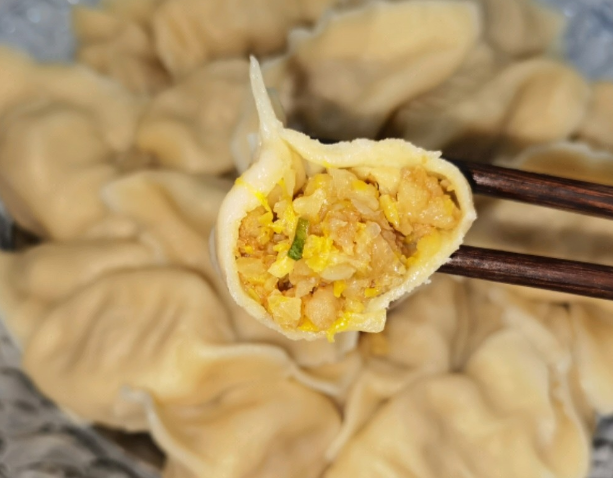 做酸菜猪肉馅饺子,掌握好2个窍门,饺子出锅鲜香软嫩,味道纯正