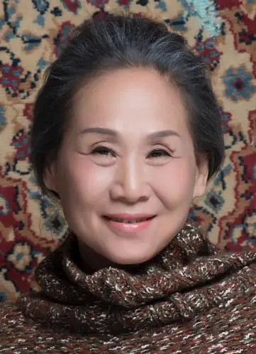 "百亿老太"苇青:扮丑卖惨只是表象,她和六个"孩子"相互成就