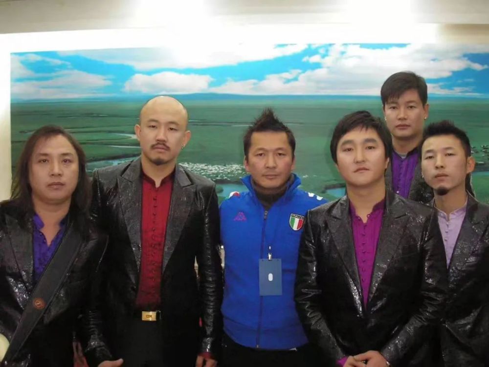 还是呼和浩特第五中学体育老师的呼市人王猛,在附中东巷和乐队的成员