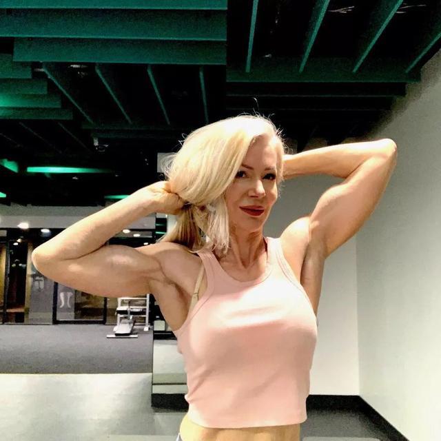 64岁澳洲冻龄奶奶健身16年后性感似20岁少女大写的佩服