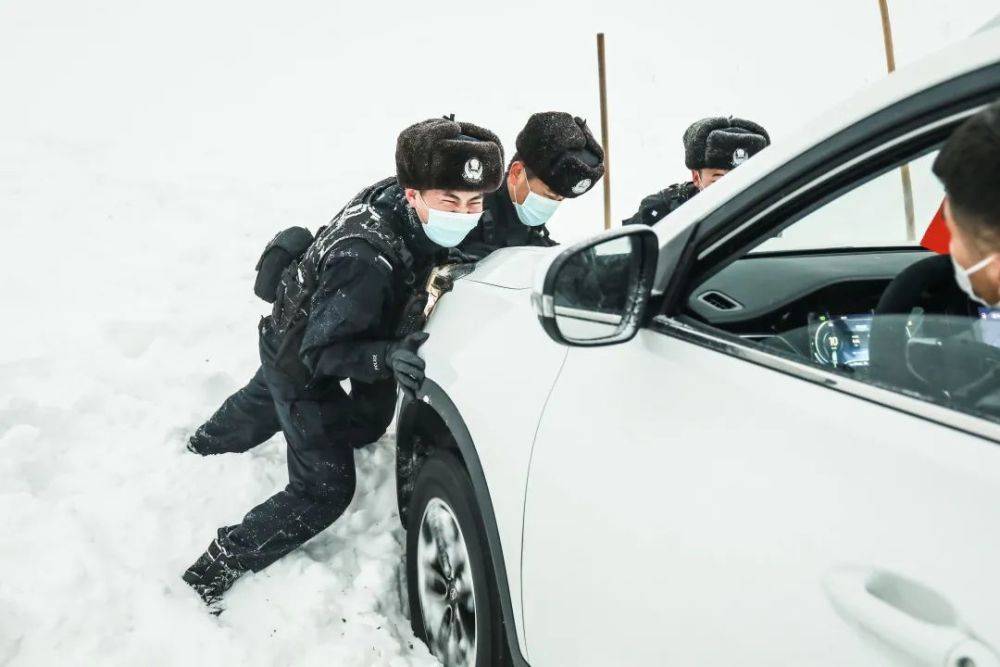 风雪救援 未曾停止12月8日晚22时许阿拉山口市公安局沿湖街便民警务站