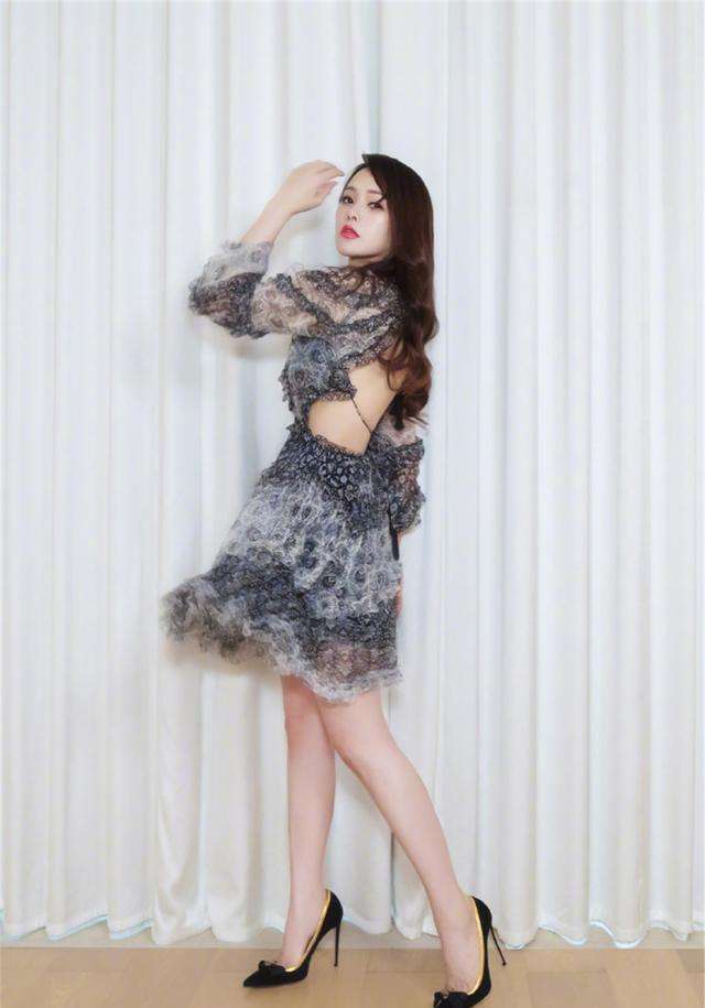 50岁雪姨王琳爬钢管秀舞姿身形火辣性感离婚两次仍单身