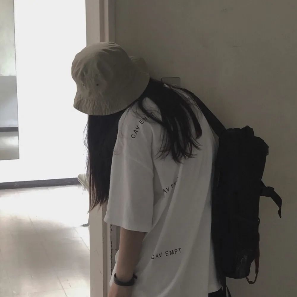 女生不露脸背影头像