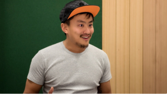 这位嘉宾名叫陈翰宾,早年前两人还是十分要好的朋友,何炅还是陈翰宾和