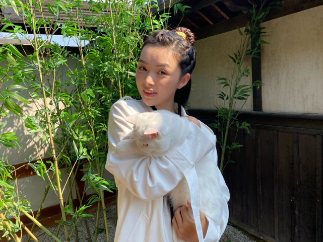 除了大熊猫之外,"呵呵姑娘"还在片场抱过"鱼幼薇"的猫,果然年轻的女孩