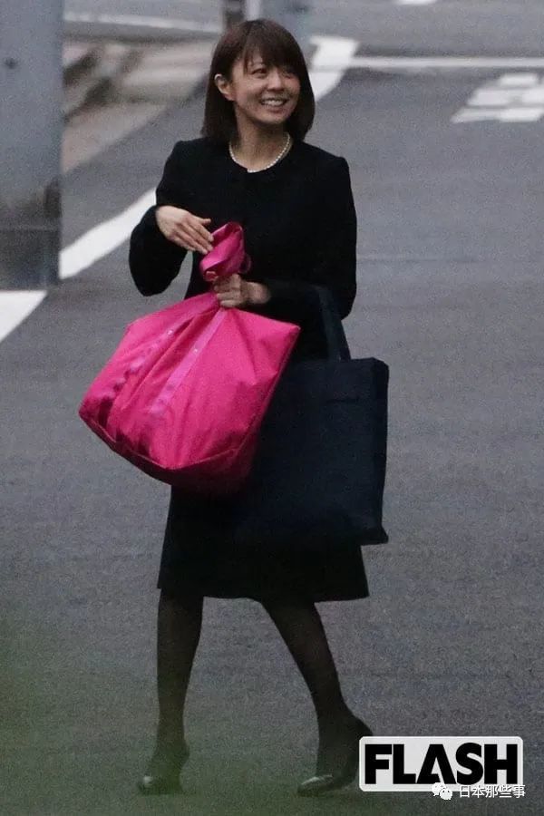 还被怀疑要跟市川海老藏再婚,说她想当外甥和外甥女的妈妈.