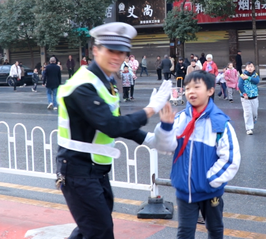 邵阳小学生打电话给交警队:每天跟我击掌的交警叔叔去哪了?