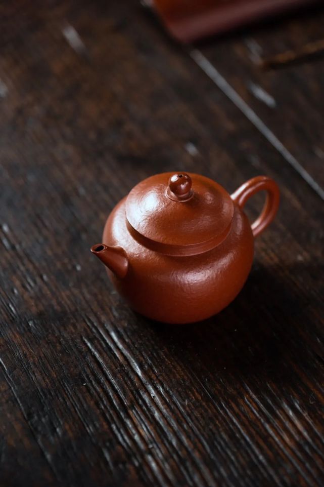 【作者】李杰【容量】100cc  7孔出水【泥料】原矿朱泥【名称】笠帽壶