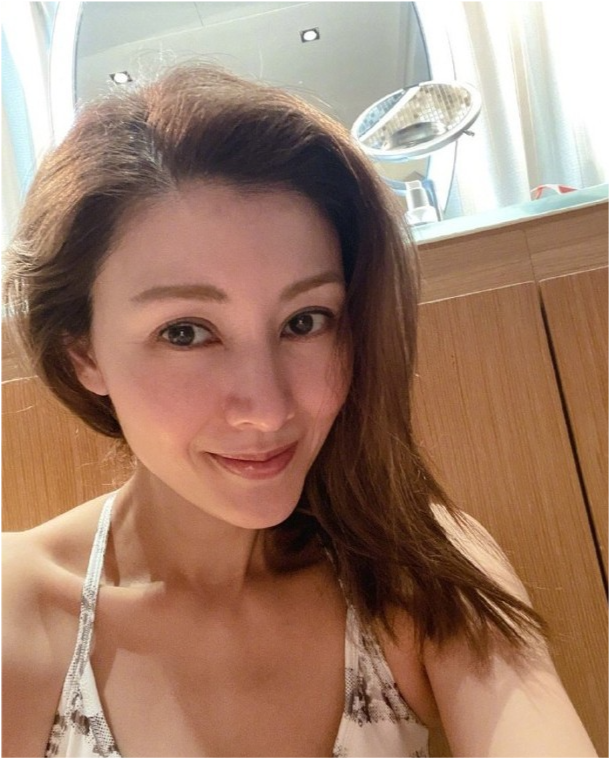 48岁李嘉欣晒健身照大秀好身材,素颜出镜皮肤白皙似少女