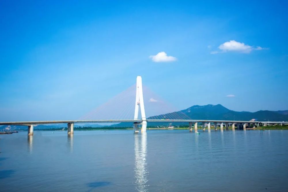 中交路建施工总承包的吉安市新井冈山大桥工程,为吉安市二环线的重要