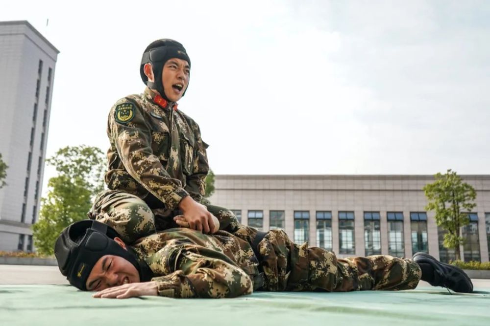 就问坏人怕不怕武警擒敌术训练