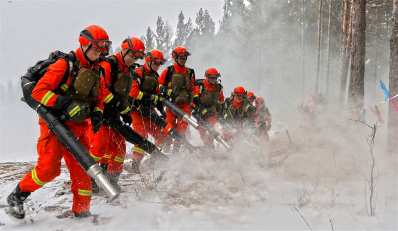 河北塞罕坝消防队员雪中演练