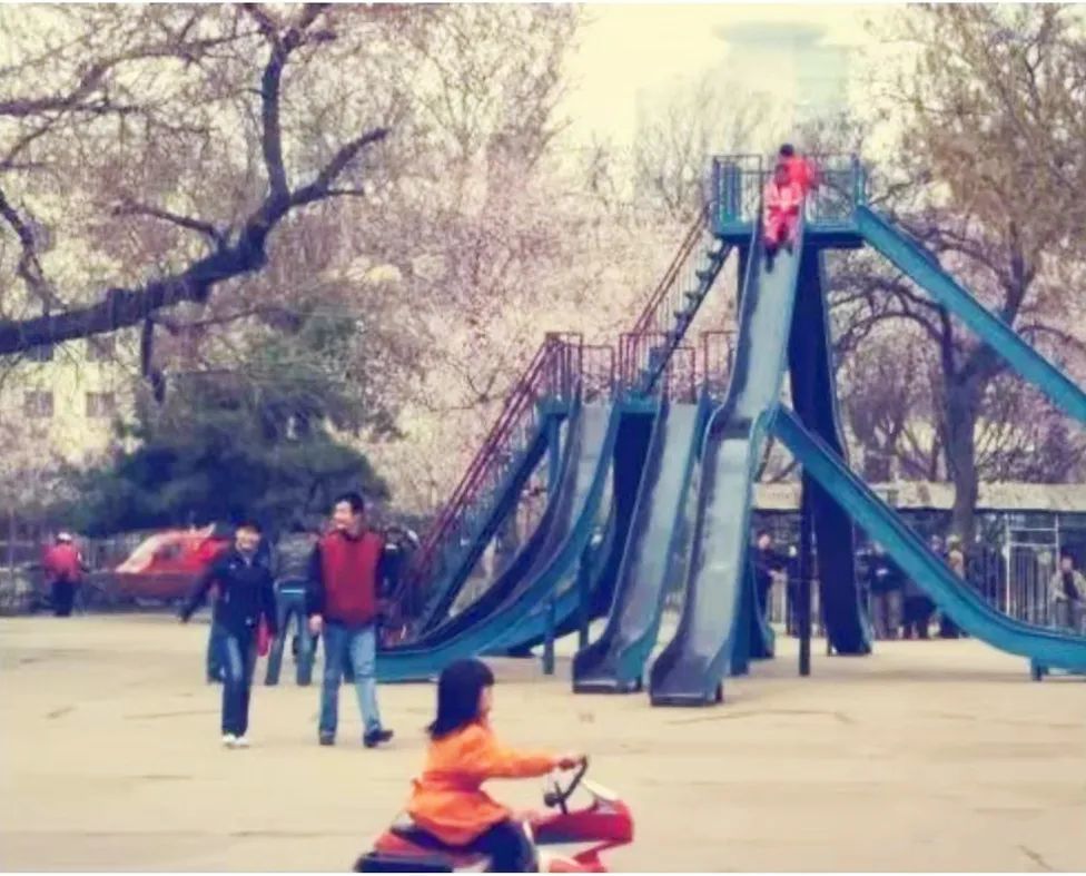 九十年代,据说这曾经是沈阳最好的滑梯,好像是全沈阳最长的,最抢手的