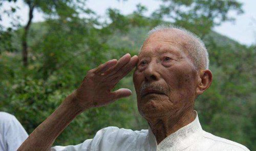 南口战役中,贾善明顶替受伤的班长狙击敌人,胜利后内疚退役