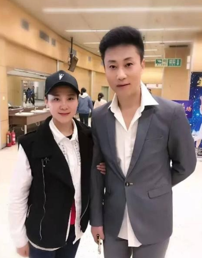 军旅歌手耿为华娶了追他两年的女粉丝离婚那天抱着女儿痛哭