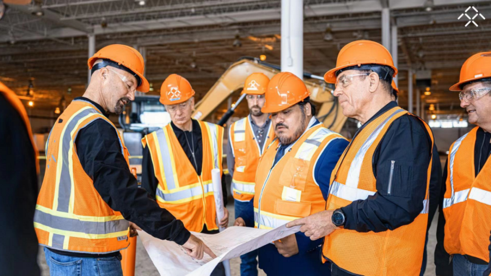 ff高管团队在验收汉福德工厂生产进度