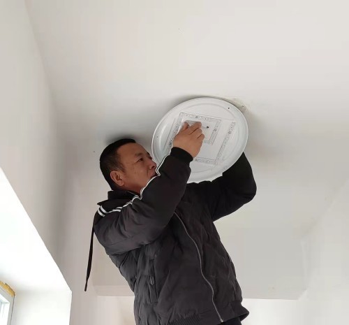 暖!调兵山前后屯村志愿者为孤寡老人修电灯_腾讯新闻