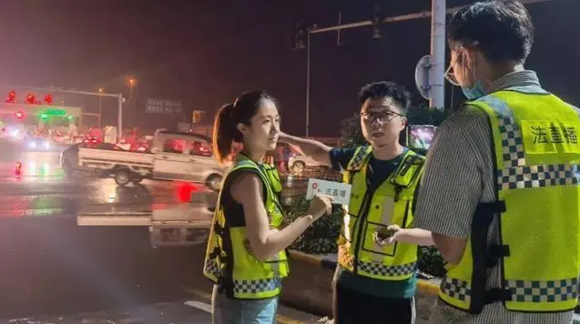 交警直播查酒駕翻車忘了是在直播了