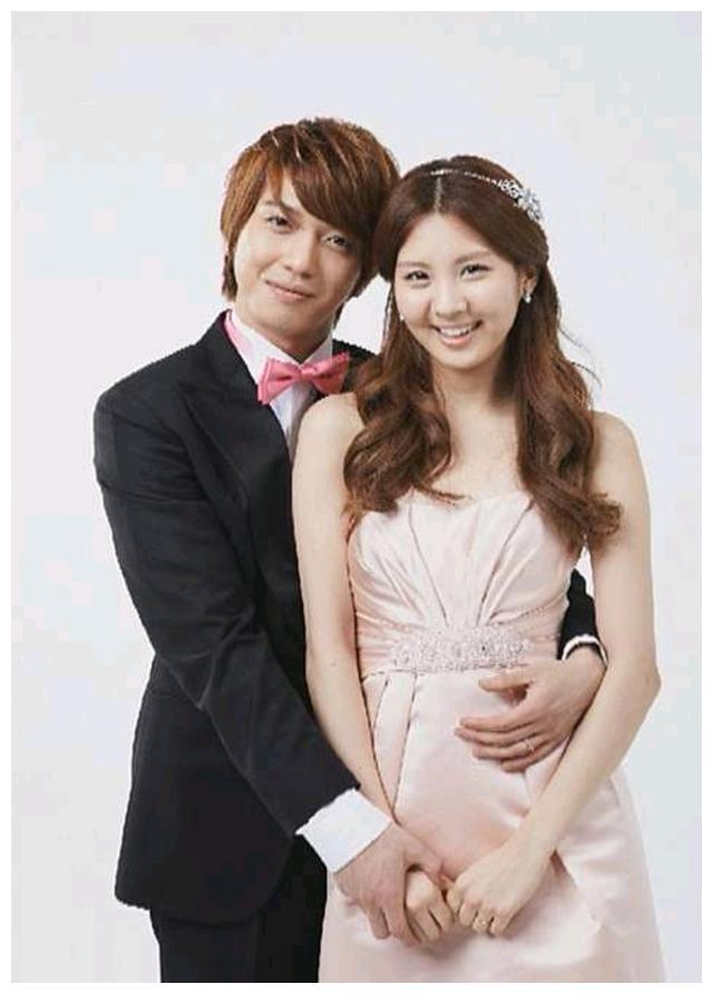 徐贤的身高为168cm,网民们以徐贤郑容和"红薯夫妇"出演《我们结婚了》