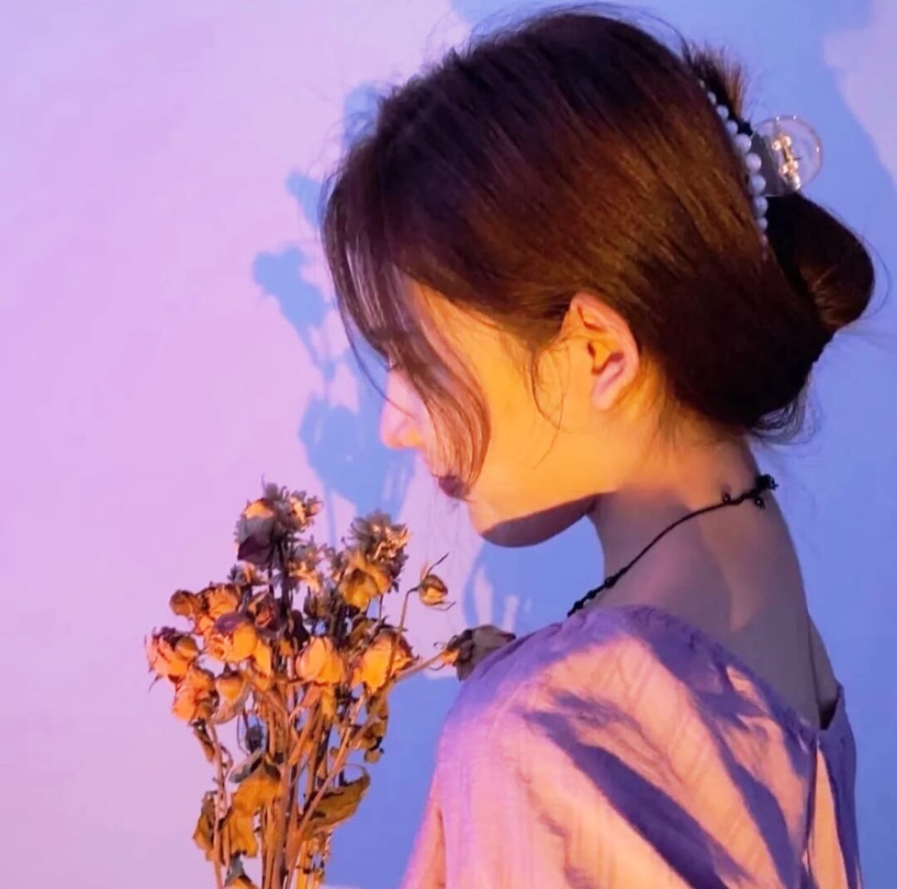 捧花女生头像你的眼神再温柔些月亮会融化我也会
