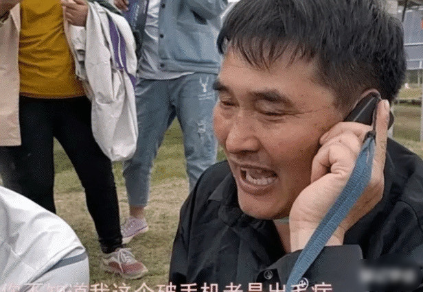 一直在用智能机,还是好几部,朱之文两口子憨厚老实的样子都是装出来的