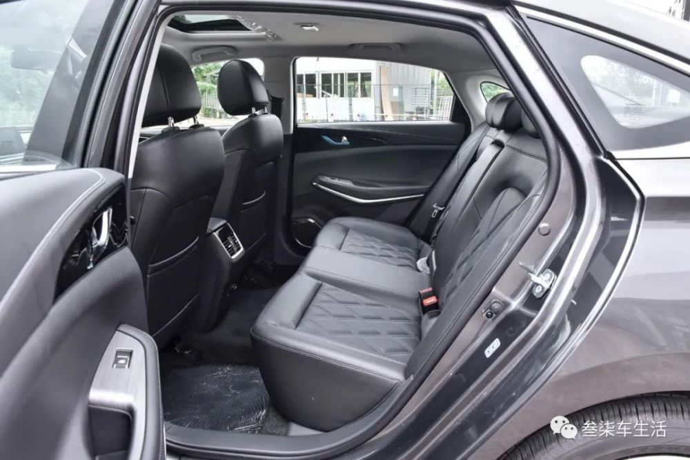 后排空间在空间上,长安锐程cc的前排座椅设计的很宽大,而且支撑性很好
