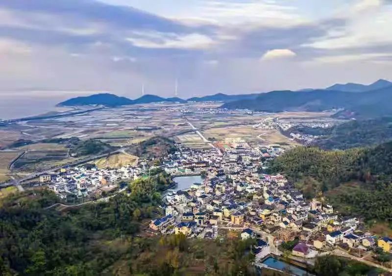 黃避岙鄉居象山縣北部,三面環海,南依西滬港與牆頭,西周毗鄰,北靠象山