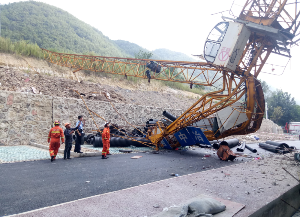 经历过的人可能不清楚塔吊坠落,倒塌事故有多危险事故原因待进一步