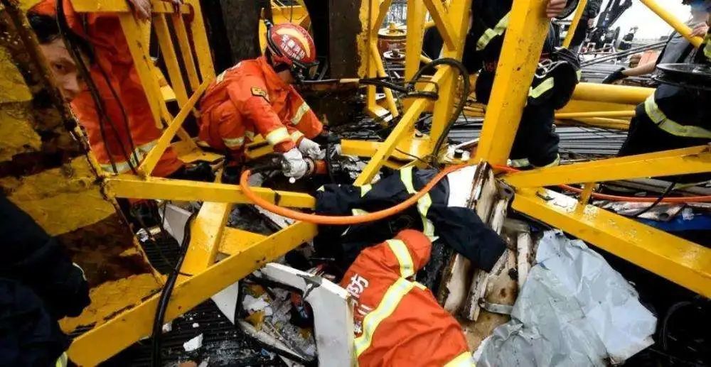 经历过的人可能不清楚塔吊坠落,倒塌事故有多危险事故原因待进一步