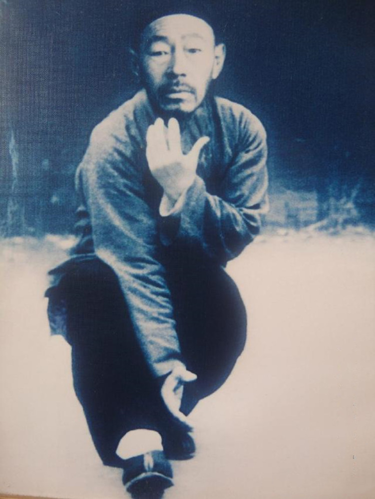 坐着四条椅脚就压破地砖陷泥数寸,心意拳宗师买壮图武功有多高_腾讯