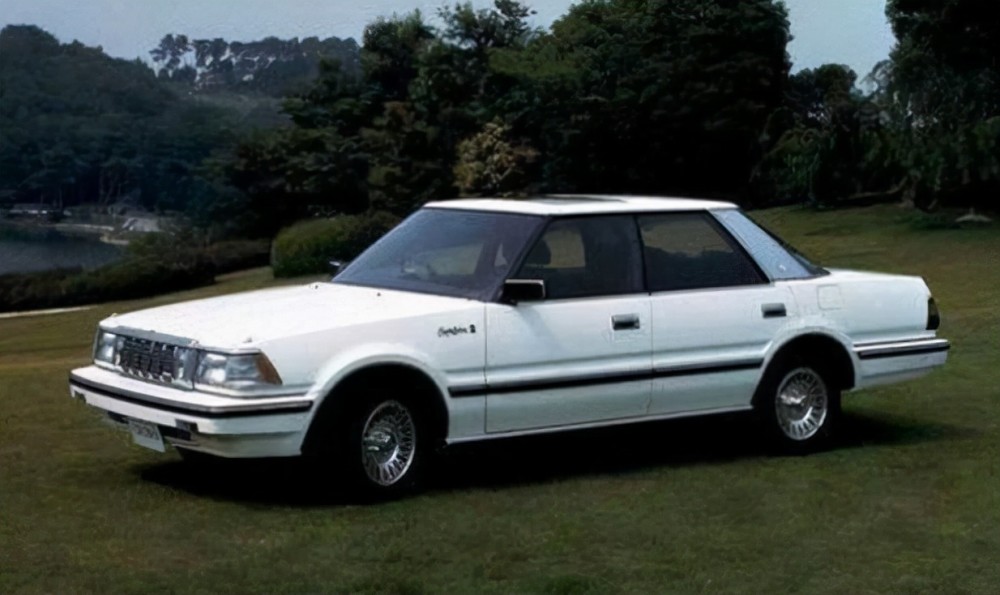 曾对标奔驰e级宝马5系风靡大江南北简述丰田皇冠的发展史