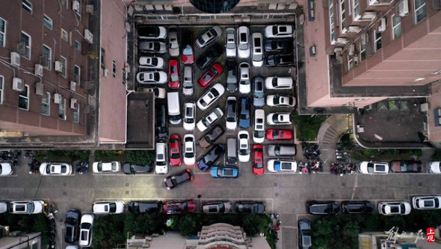 师傅统筹安排业主有序停车,挪车,让出行更顺畅,有效缓解了小区停车难