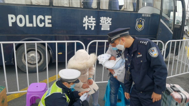 警號120206,這對夫婦點名表揚你!