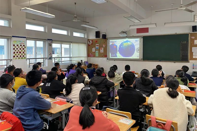 观看"天宫课堂" 感受太空奥秘——洪塘中心小学组织学生观看太空授课