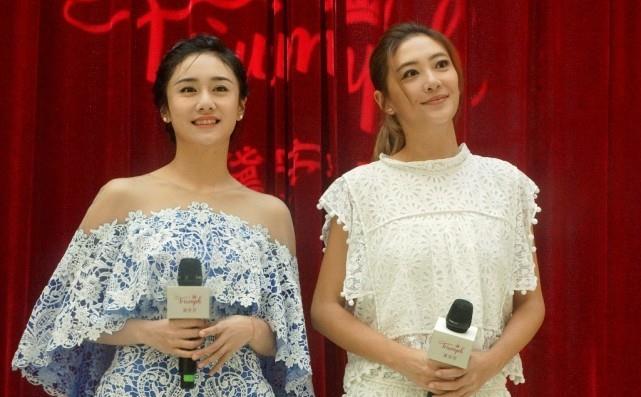 应采儿同框刘芸,穿的都是套装,但明显看着白色的亮眼,很吸睛