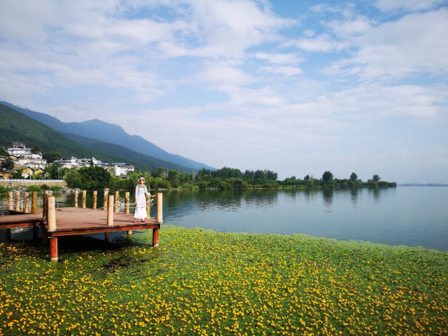 海邊有著各種配套設施,邛海公園,邛海賓館,月色風情小鎮,觀海灣—天下