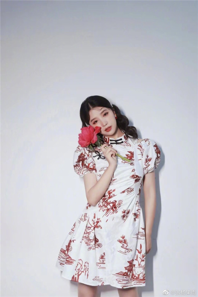 美女主播张杨果而穿改良旗袍优雅惊艳百克力羡慕你老公