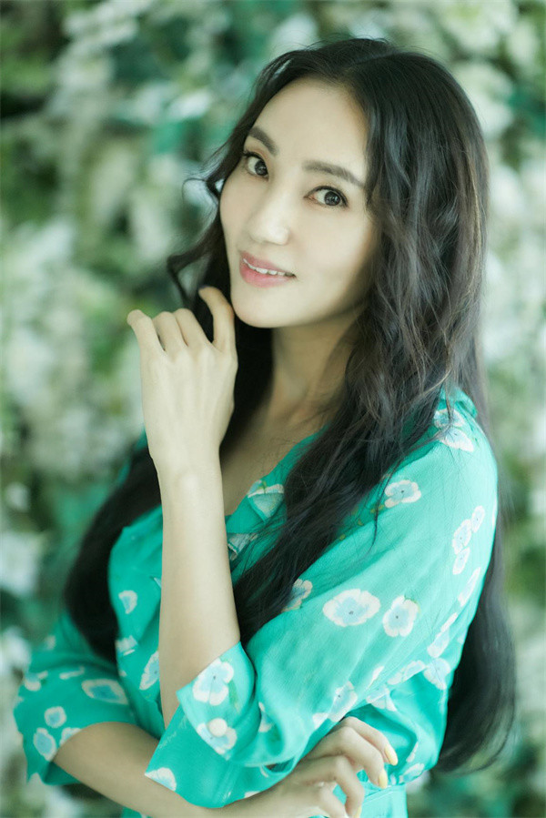 秀秀演员解锁新造型 气质天然尽显优雅大方_腾讯新闻