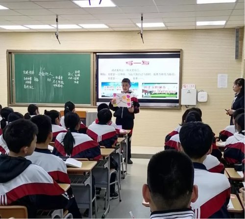 首先,杏坛中学八年级的李薇老师展示了《关爱他人》一课.