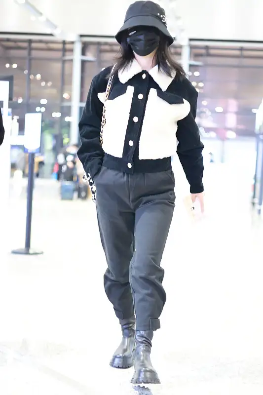 穿羊羔毛夹克配马丁靴赶机,拎名牌包出街回头率高_腾讯新闻