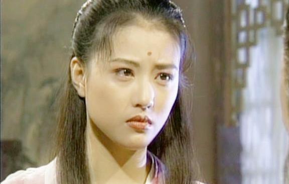 被称为"最美周芷若",情路坎坷半辈子,如今只有狗狗相伴