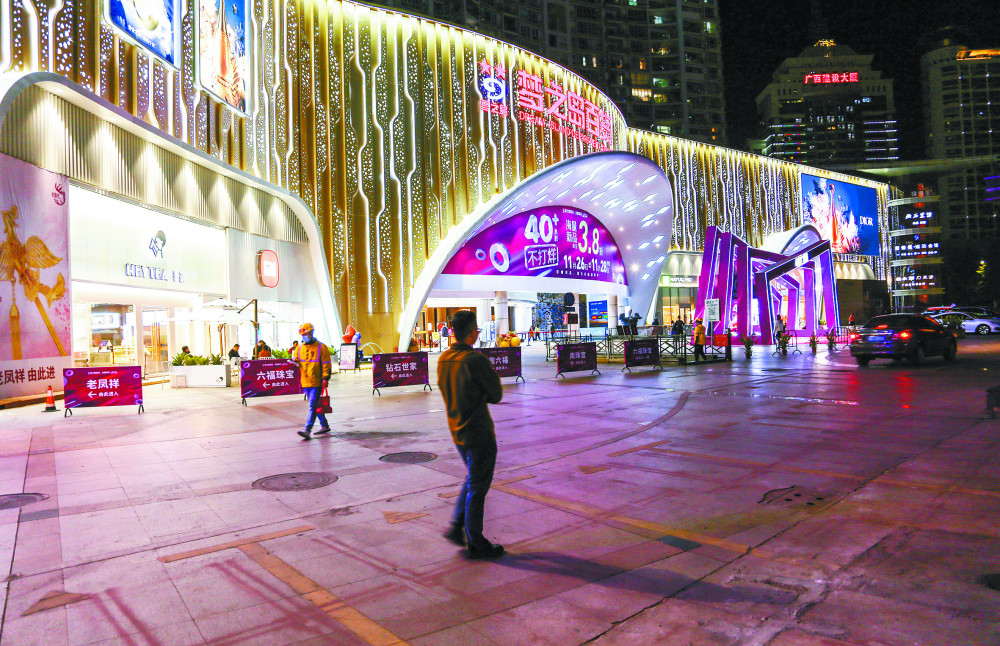 梦之岛水晶城广场宽敞,没有临时店铺.