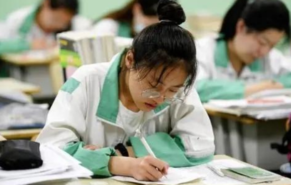 2022年北京将实行官方补课，老师免费给学生辅导，家长看法不一