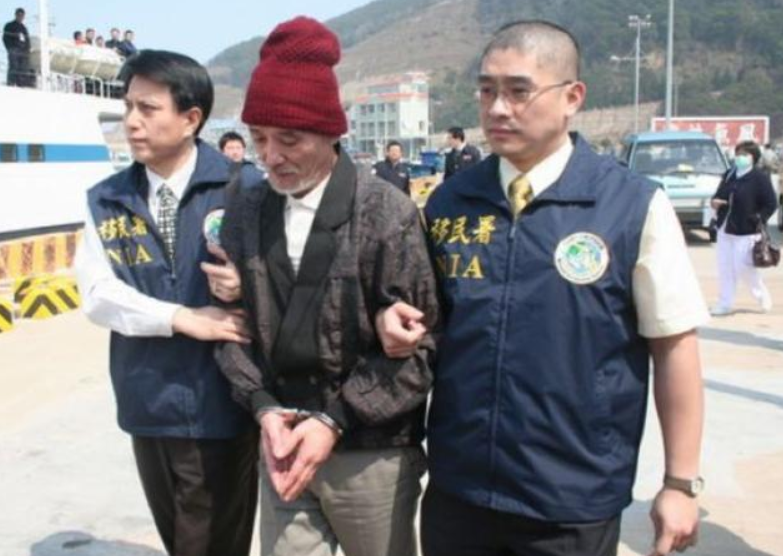 1998年月入两万年轻机长不满分房携妻劫机逃台湾他下场如何