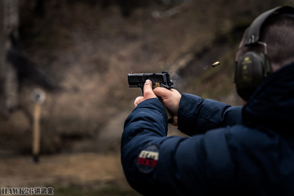 波兰警方体验新型40mm榴弹发射器枪挂抵肩两用设计颇有新意